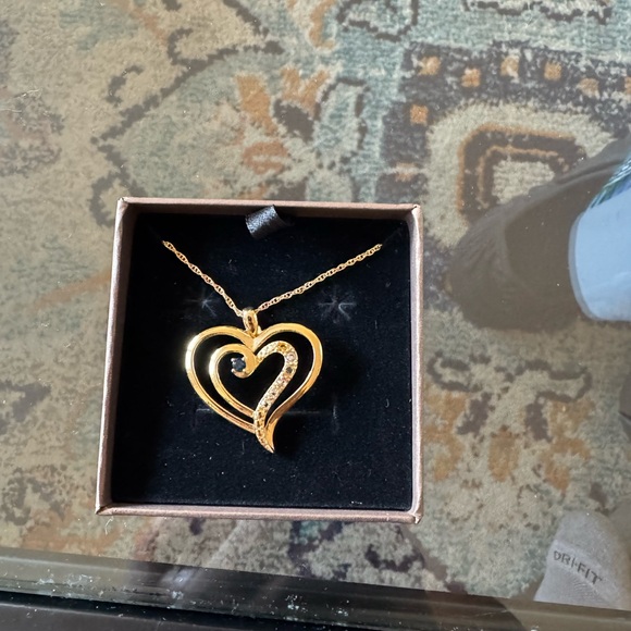 Elegant Gold Heart Pendant Necklace - Picture 1 of 2